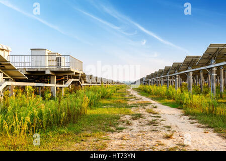 Outdoor-Photovoltaik-Anlagen und kastenförmigen Umspannwerk Stockfoto