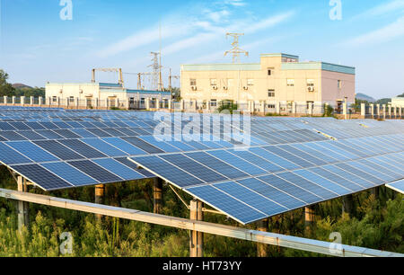 Solar-Panel erzeugt grüne, umweltfreundliche Energie aus der Sonne. Stockfoto