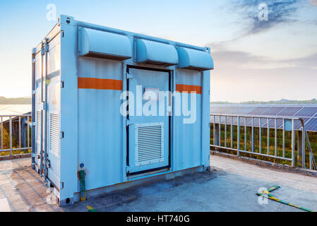 Outdoor-Photovoltaik-Anlagen und kastenförmigen Umspannwerk Stockfoto