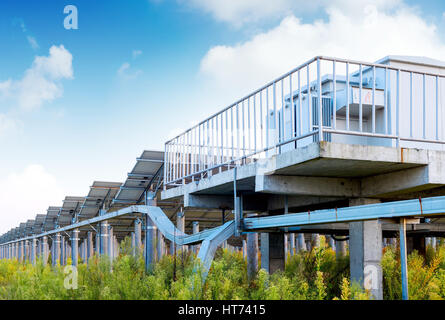 Outdoor-Photovoltaik-Anlagen und kastenförmigen Umspannwerk Stockfoto