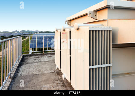 Outdoor-Photovoltaik-Anlagen und kastenförmigen Umspannwerk Stockfoto