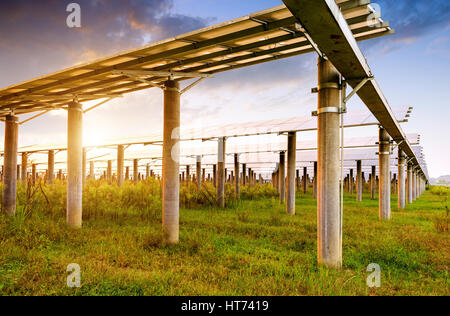 Sonnenuntergang Strahlen über eine Photovoltaikanlage Stockfoto