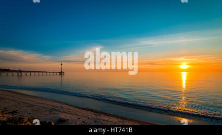 Sonnenuntergang über dem Ozean gesehen von Brighton Beach, South Australia Stockfoto