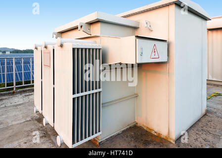 Outdoor-Photovoltaik-Anlagen und kastenförmigen Umspannwerk Stockfoto