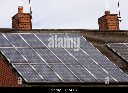 Solaranlage auf dem Dach als erneuerbare Energiequelle in Stoke-on-Trent, Staffordshire, Großbritannien installiert. Stockfoto