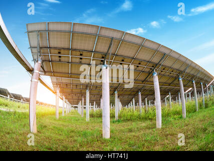 Solar-Panel erzeugt grüne, umweltfreundliche Energie aus der Sonne. Stockfoto