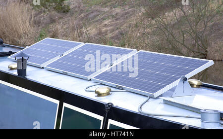 Sonnenkollektoren auf longboat Dach installiert als Energiequelle.-on-Trent, Staffordshire, Großbritannien schüren. Stockfoto