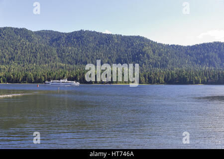 Altai, segelt touristischen Schiff auf See Telezkoje Stockfoto