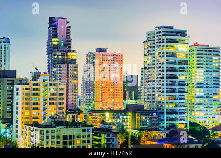 Hochhäuser und Wolkenkratzer in Bangkok bei Nacht Stockfoto