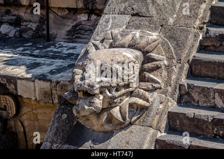 Carving-Details des Quetzalcoatl Pyramide bei Teotihuacan Ruinen - Mexiko-Stadt, Mexiko Stockfoto