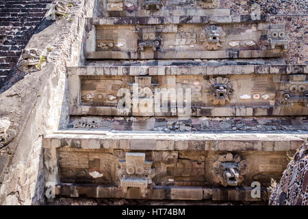 Carving-Details des Quetzalcoatl Pyramide bei Teotihuacan Ruinen - Mexiko-Stadt, Mexiko Stockfoto