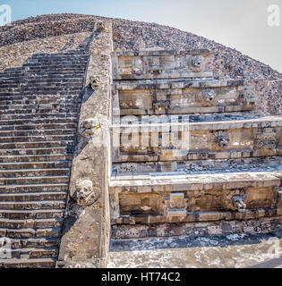 Carving-Details des Quetzalcoatl Pyramide bei Teotihuacan Ruinen - Mexiko-Stadt, Mexiko Stockfoto