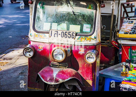 BANGKOK, THAILAND - 30.Januar: Dies ist und alte Vintage Tuk Tuk ist eine häufige Form des Transportes für Touristen und Thais am 30. Januar 2 Stockfoto