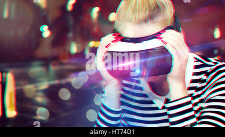Attraktive Frau mit Virtual reality Brillen. VR-Headset. ungewöhnliche Double Exposure virtual reality Konzept. Stockfoto