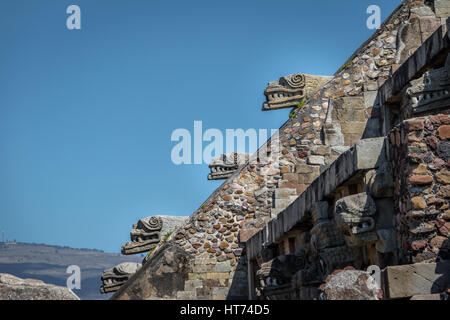 Carving-Details des Quetzalcoatl Pyramide bei Teotihuacan Ruinen - Mexiko-Stadt, Mexiko Stockfoto