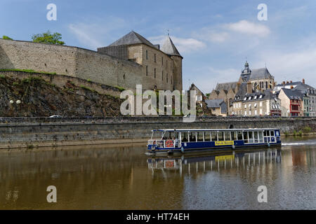 Ausflug mit dem Boot auf dem Fluss Mayenne in der Nähe von Mayenne Stadt (Mayenne, Pays de la Loire, Frankreich). Stockfoto