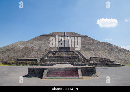 Vorderansicht der Sonne Pyramide bei Teotihuacan Ruinen - Mexiko-Stadt, Mexiko Stockfoto