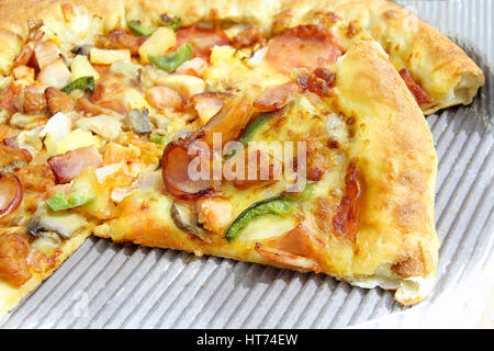 Leckere Pizza Supreme zugemacht Stockfoto