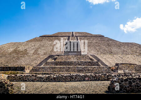 Vorderansicht der Sonne Pyramide bei Teotihuacan Ruinen - Mexiko-Stadt, Mexiko Stockfoto