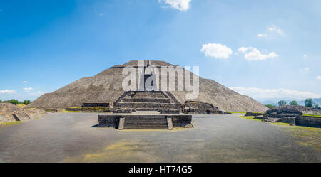 Vorderansicht der Sonne Pyramide bei Teotihuacan Ruinen - Mexiko-Stadt, Mexiko Stockfoto