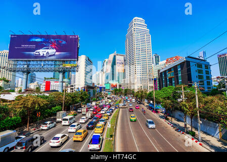 BANGKOK, THAILAND - Februar 01: Dies ist eine Ansicht der Innenstadt Bangkok Asoke mit Verkehr und Hochhäuser am 1. Februar 2017 in Bangkok Stockfoto