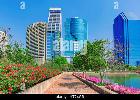 Gebäude der Stadt und Wanderweg in Benjakitti park Stockfoto