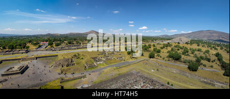 Blick von oberhalb des Toten Avenue und Mond Pyramide von Teotihuacan Ruinen - Mexiko-Stadt, Mexiko Stockfoto