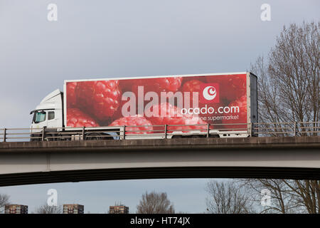 Ocado Supermarkt LKW auf der Straße in den Midlands Stockfoto