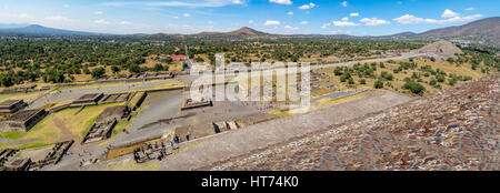 Blick von oberhalb des Toten Avenue und Mond Pyramide von Teotihuacan Ruinen - Mexiko-Stadt, Mexiko Stockfoto