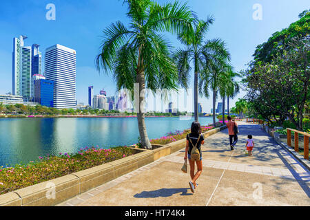 BANGKOK, THAILAND - Februar 01: Menschen zu Fuß entlang des Seeufers Wanderweg in Benjakitti Park ist ein berühmter Park in der Innenstadt von Bangkok an Regelenergie Stockfoto