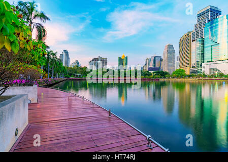 Seeblick-Abend der Benjakitti Park in Bangkok Stockfoto