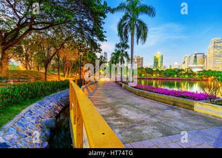 Jogging Pfad am Abend im Benajkitti Park Bangkok Stockfoto