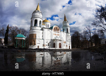 Die Verklärungskirche in Tschernigow mit Reflexion, sonnigen Frühlingstag, bewölkter Himmel, März, Ukraine Stockfoto