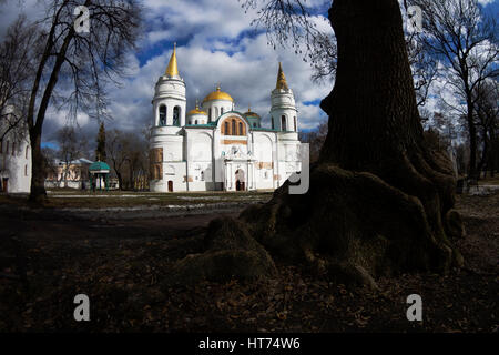 Die Verklärungskirche in Tschernigow in der Frühlingstag, bewölkter Himmel, mit der alten Baum, März, Ukraine Stockfoto