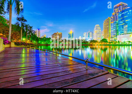 Lakeside Nachtansicht der Benjakitti park Stockfoto