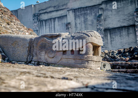 Schlange-Skulptur im Azteken-Tempel (Templo Mayor) auf Ruinen von Tenochtitlan - Mexiko-Stadt, Mexiko Stockfoto