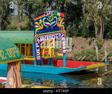 Farbenfrohe mexikanische Boote mit Namen der Frauen in Xochimilcos schwimmenden Gärten - Mexico City, Mexiko Stockfoto