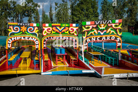 Farbenfrohe mexikanische Boote mit Namen der Frauen in Xochimilcos schwimmenden Gärten - Mexico City, Mexiko Stockfoto