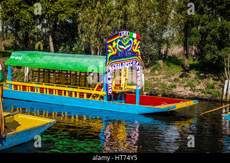 Farbenfrohe mexikanische Boote mit Namen der Frauen in Xochimilcos schwimmenden Gärten - Mexico City, Mexiko Stockfoto