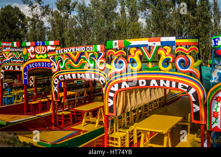 Farbenfrohe mexikanische Boote mit Namen der Frauen in Xochimilcos schwimmenden Gärten - Mexico City, Mexiko Stockfoto