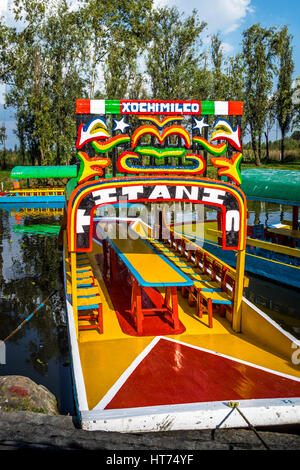 Farbenfrohe mexikanische Boote mit Namen der Frauen in Xochimilcos schwimmenden Gärten - Mexico City, Mexiko Stockfoto