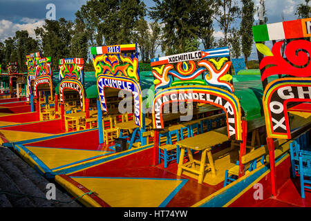 Farbenfrohe mexikanische Boote mit Namen der Frauen in Xochimilcos schwimmenden Gärten - Mexico City, Mexiko Stockfoto