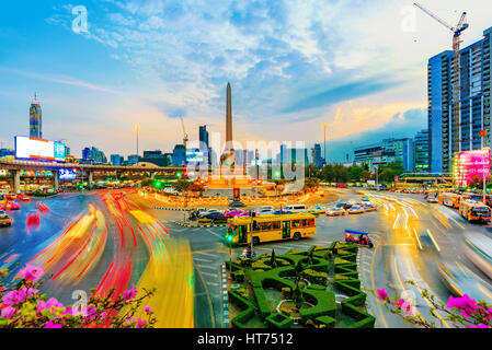 BANGKOK, THAILAND - 02. Februar: Dies ist eine Ansicht der Victory Monument am Abend, wo viele Busse, Autos und vans zum drop-off Passagiere Februar kommen Stockfoto