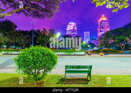 Nachtansicht des Lumphini Park Bench Landschaft Stockfoto