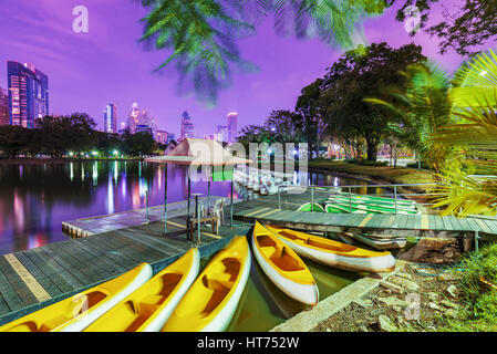 See mit Booten im Lumphini-Park in der Nacht Stockfoto