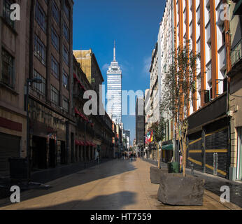 Fußgängerzone in der Innenstadt mit Torre Latinoamericana auf Hintergrund - Mexiko-Stadt, Mexiko Stockfoto