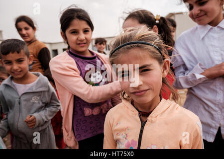 Kinder im Flüchtlingslager Flüchtlinge im nördlichen Irak geflohen Kämpfe in Mosul. Stockfoto