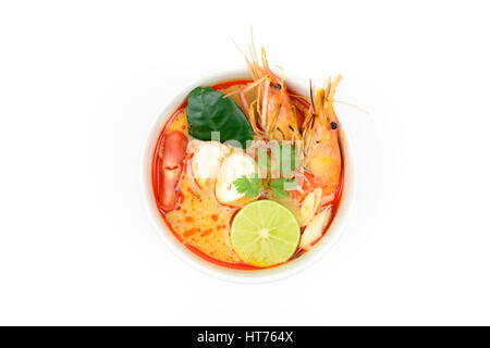 Tom Yum Soup oder Fluss Garnelen scharf saure Suppe (Tom Yum Goong) isoliert auf weißem Hintergrund Draufsicht, thailändische Spezialitäten Stockfoto