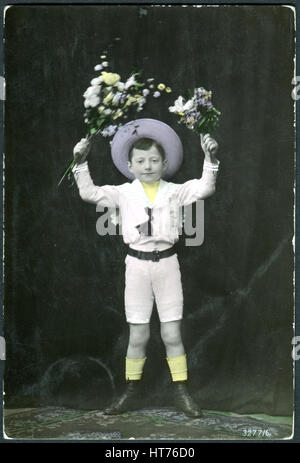 Schweiz - ca. 1908: Eine Postkarte gedruckt in der Schweiz zeigt einen jungen mit Blumen, ca. 1908 Stockfoto