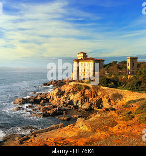 Boccale Burg Wahrzeichen auf Klippe Felsen und Meer auf warmen Sonnenuntergang. Toskana, Italien, Europa. Stockfoto